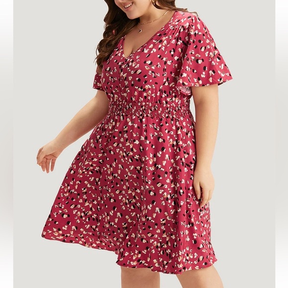 BloomChic Plus Size Allover Print Shirred Pocket V Neck Dress - Picture 3 of 5